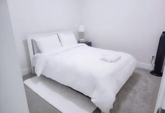 Private Room & Shared Bath - Delta, BC (2 min from Walmart) allows 18 year olds to book a room