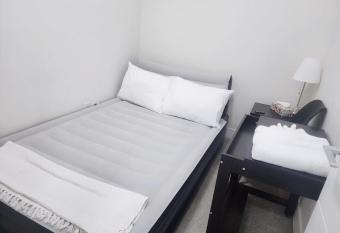 Private Queen Room (Queen Air Mattress) - Delta, BC allows 18 year olds to book a room