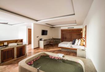 Odyssey Tara has rooms with a private hot tub