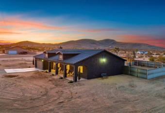 ANGEL.TREE.HOUSE * KING BedS * Amenity LOADeD * 10 min to JT Nat Park * SPA * Saloon * Karaoke * SPECTACULAR VIEWS 24/7/365 has rooms with a private hot tub