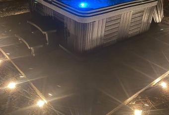 Private Hot Tub & Executive House for up To 10 has rooms with a private hot tub