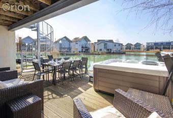 Howells Mere 26, Swans Down - P has rooms with a private hot tub