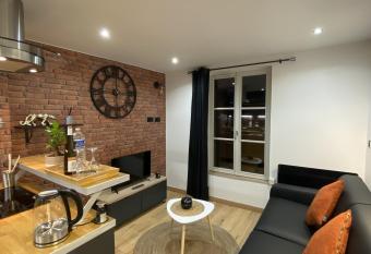 Escale Studio Gonesse allows 18 year olds to book a room