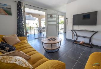 L ANSE PLAGE has Balcony rooms