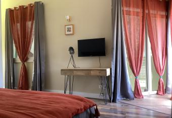 LE JARDIN D HILAIRE allows 18 year olds to book a room