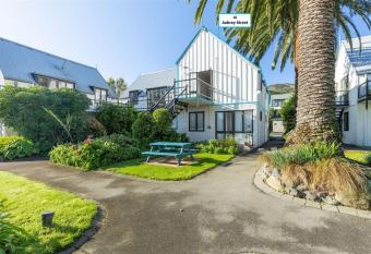 Wharfside Apartment has Balcony rooms