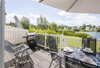 Windrush Lake 82, Puffin Lodge - P has rooms with a private hot tub