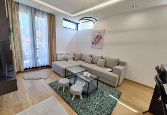 Anthracite life & spa Zlatibor has rooms with a private hot tub