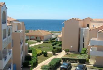 studio avec vue sur oc  an allows 18 year olds to book a room