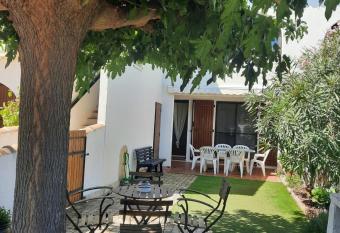 Appartement aux Stes Maries de la Mer allows 18 year olds to book a room