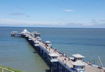 BODLONDEB CASTLE BED & BREAKFAST { CENTRAL LLANDUDNO} has Balcony rooms