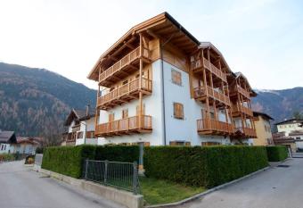Lovely apt in Pinzolo Val Rendena 6 has Balcony rooms