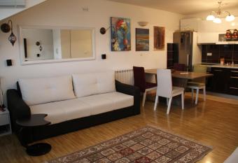 Apartments Town Center has rooms with a private hot tub