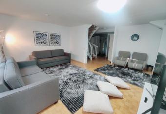 Beautiful Spacious Cozy Home has Balcony rooms