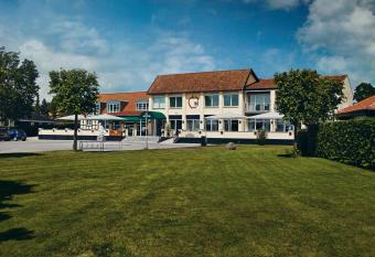 Molskroen Strandhotel allows 18 year olds to book a room