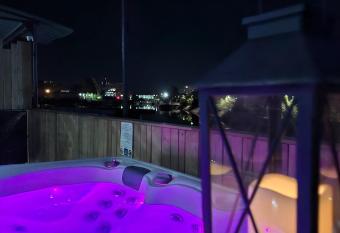 La p  niche de Fabrice avec Jacuzzi privatif has rooms with a private hot tub