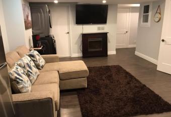 Cozy Apartment for Visitors to Bowmanville has rooms with a private hot tub