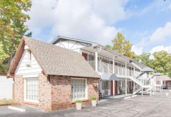 Days Inn by Wyndham Eureka Springs has Smoking rooms