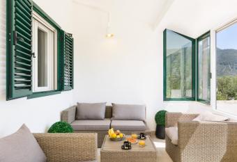 Villa Sunny view has rooms with a private hot tub