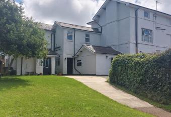 Spacious, modern first floor flat near beach and ferry has Balcony rooms