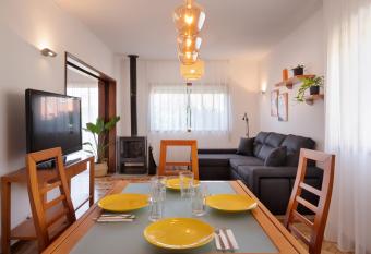 ! King Bed ! 10min from Beach with Free Street Parking has Balcony rooms