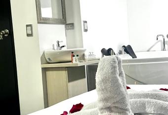 Inizio Hotel Boutique Laureles has rooms with a private hot tub