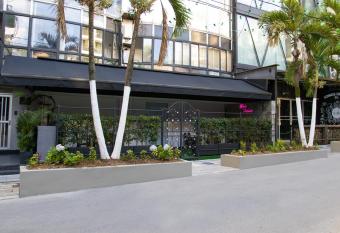 Mia s Palace has rooms with a private hot tub