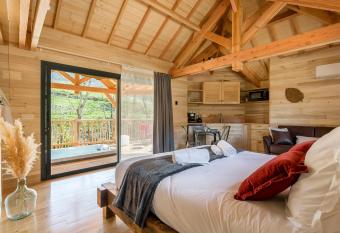 Les Cabanes Suspendues allows 18 year olds to book a room