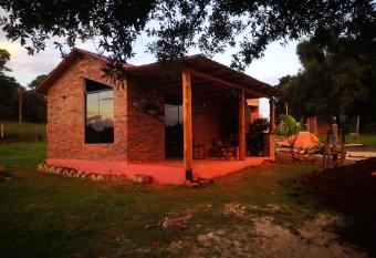 Caba  as Refugio del Acaray has rooms with a private hot tub