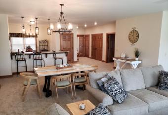 Alpine Escape has Balcony rooms