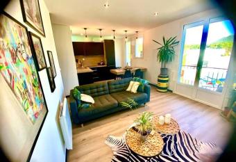 *Superbe appartement moderne* has Balcony rooms