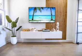 Stylish Top of the Line Condo 10 min from NYC! allows 18 year olds to book a room