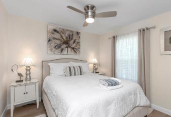 Gulf Breeze Home/Remodeled 2Bdr allows 18 year olds to book a room