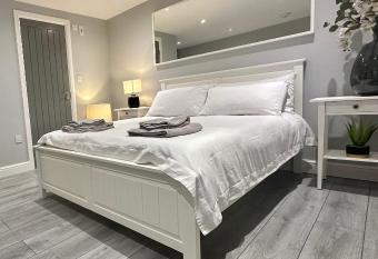 Modern Luxury Private Detached 1 Double Bedroom Studio Apartment - Super Fast Wifi has Balcony rooms