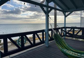 Pedazo del Mar Beach House has rooms with a private hot tub