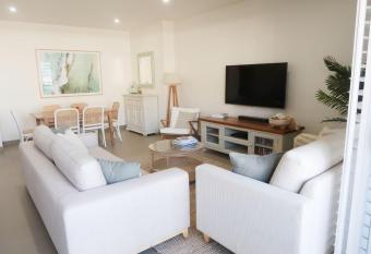 The Palms at Caves - Soothe the Soul in Beach Style Comfort has rooms with a private hot tub