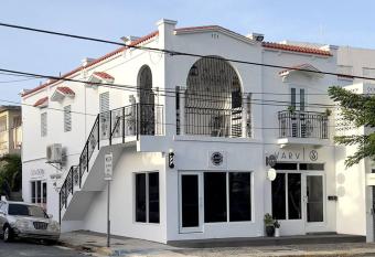 Suite de Lujo Sof  a has rooms with a private hot tub