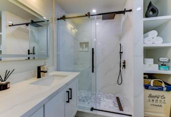 Private Deluxe Suite! *Location*: MS, lakes, shops allows 18 year olds to book a room