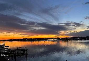 Waterfront Guesthouse on Key Allegro/Little Bay with dock has Balcony rooms