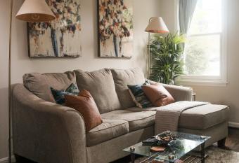 King Bed~Serene Old Town Sanctuary allows 18 year olds to book a room