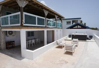 Caracoles Beach House/Ocean Front Amazing View has rooms with a private hot tub