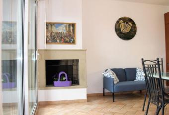 Frally home Intero alloggio, appartamento. has rooms with a private hot tub