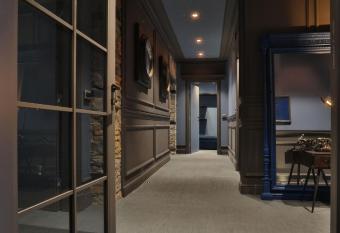 FORVM bijoux ROOMS allows 18 year olds to book a room