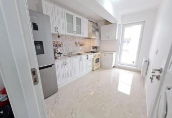 Apartament Rasnov has rooms with a private hot tub