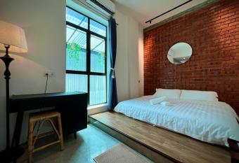 DoSomething Guest House 8 has rooms with a private hot tub