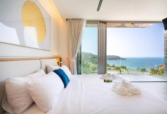       1                              /            /             has rooms with a private hot tub