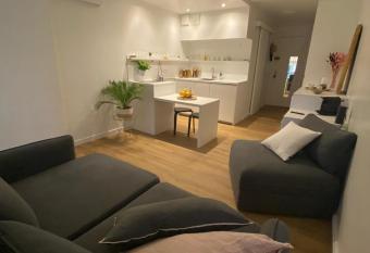 Dolce vita T 2 climatis      50 m de la plage allows 18 year olds to book a room