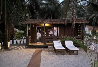 Mamagoa Beach Resort has Balcony rooms