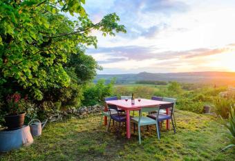 4* Vue sur la colline de V  zelay has Balcony rooms
