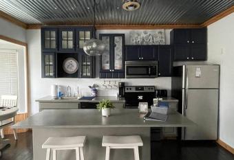 Cozy Dalton Cottage 1 Bed/1 Bath with Full Kitchen allows 18 year olds to book a room